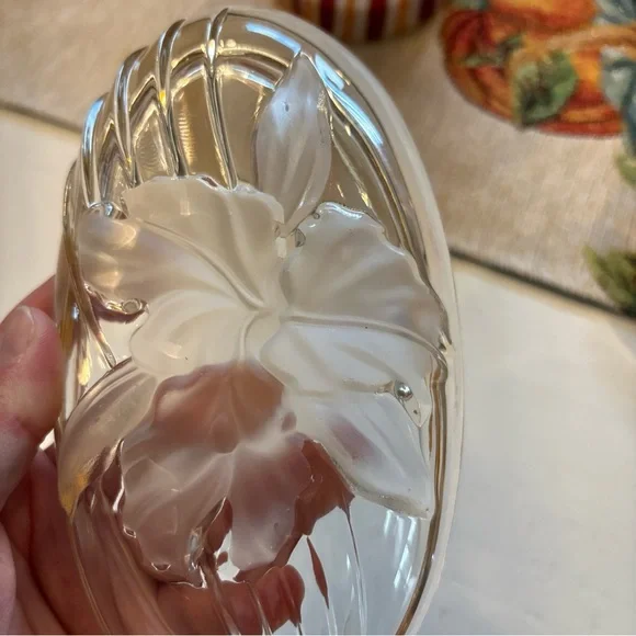 Vintage Mikasa Elegant Glass Dish with Floral Design 7” - Picture 5 of 5